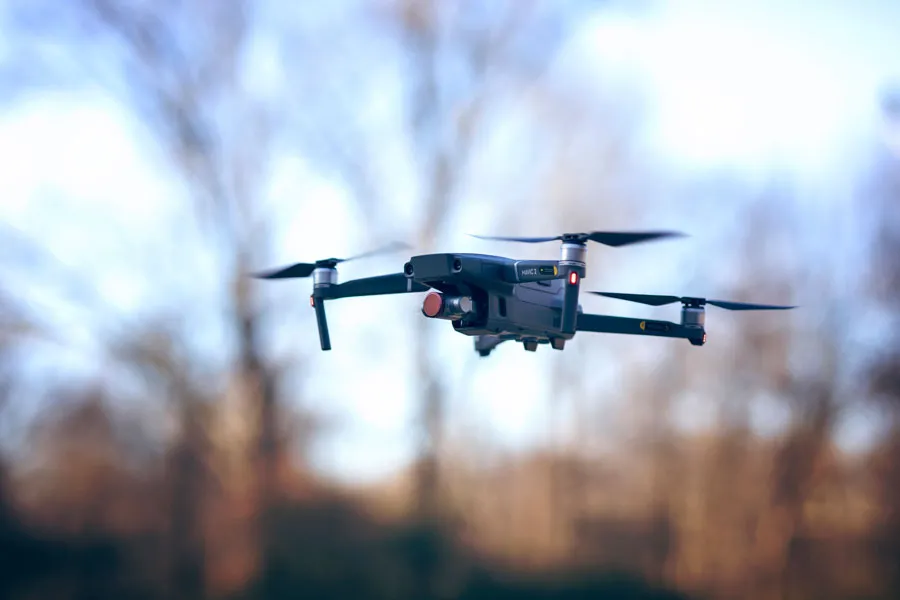 vecteezy_drone-flying-in-the-evening_1758837.jpg